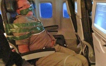 Leragasztottak egy részeg légi utast