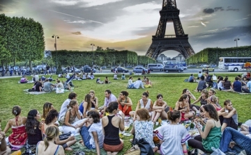 Végre viselhetnek nadrágot Párizsban a nők is