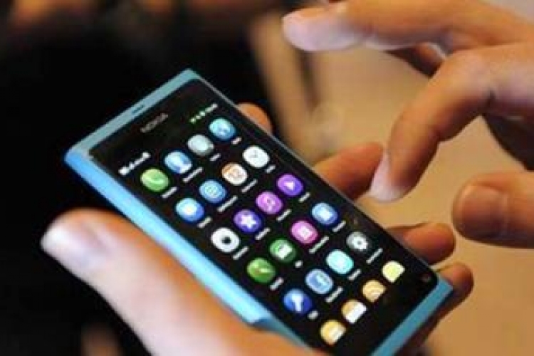 Okostelefonról is intézhetők az okmányügyek egy új alkalmazással