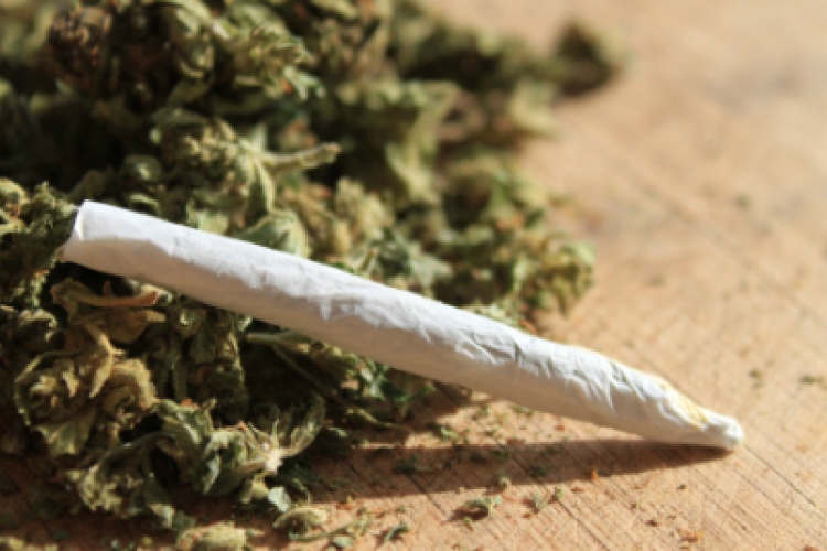 Két kilogramm marihuánát rejtett a gyermekülés Röszkénél