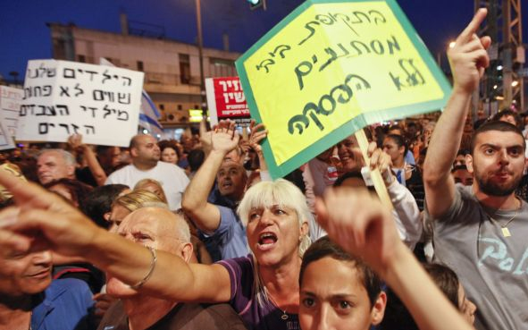 Több tízezer afrikai menekült tüntet Tel-Aviv központjában jogaiért