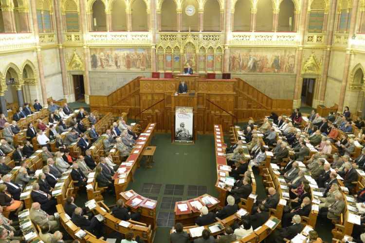 A kormány tagjait kérdezik a képviselők