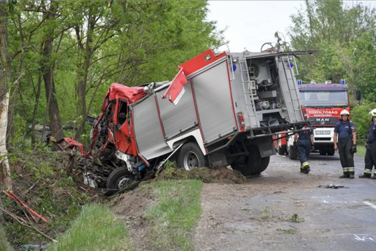 Felborult egy tűzoltóautó, négyen megsérültek