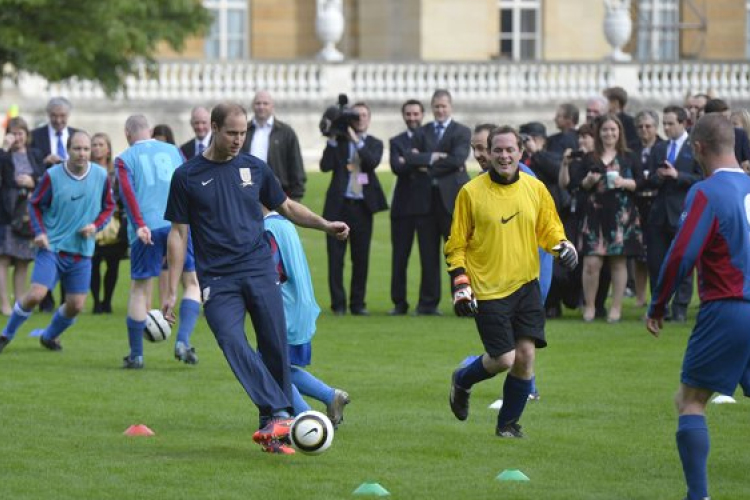 Először rendeztek futballmeccset a Buckingham-palota gyepén