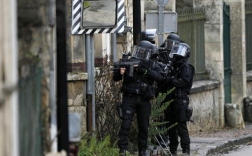 Franciaország 10 ezer katonát mozgósít a biztonság szavatolására