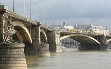 Kezdődik a Margit híd pillérszobrainak helyreállítása