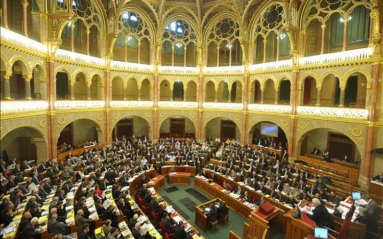 Rendkívüli ülést tart a parlament az ellenzék kezdeményezésére 