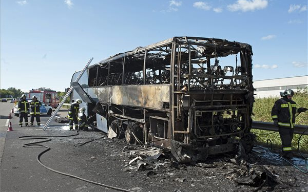 Befejezték az M1-esen kigyulladt busz oltását, megindult a forgalom