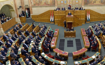 A koronavírus elleni védekezésről szavaz a parlament 