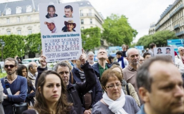 Hazatértek Párizsba a három év után kiszabadult francia túszok Nigerből