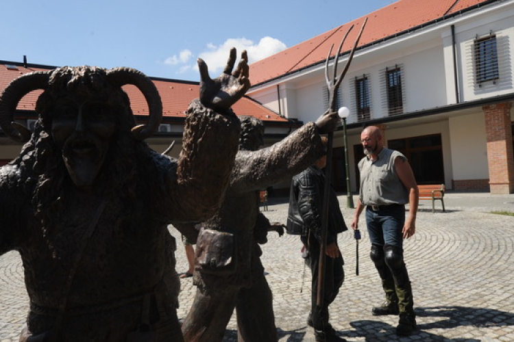 Átadták a mohácsi Busóudvart
