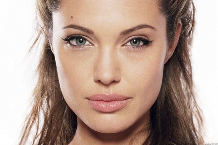 Angelina Jolie fiatalabb, mint tíz éve. Hogy csinálja?