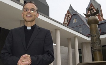 Pénzbírságot szabtak ki Limburg püspökére