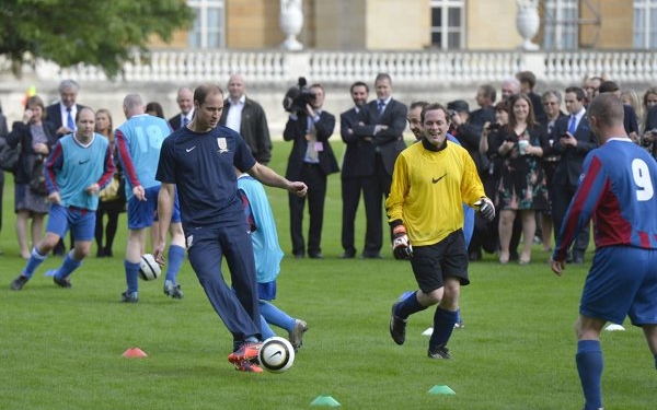 Először rendeztek futballmeccset a Buckingham-palota gyepén