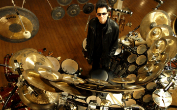 Amerikai-magyar dobshow a Trafóban: Terry Bozzio és Borlai Gergő