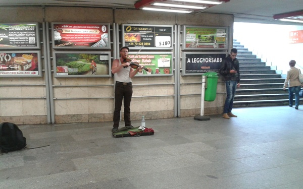 Külföldi srácok zenélnek a Nyugati pályaudvar aluljárójában- videóval!