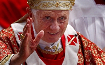 Felfüggesztettek egy brit vatikáni tudósítót, mert XVI. Benedek halálát kívánta