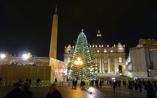 Meggyújtották a fényeket a Szent Péter téri karácsonyfán