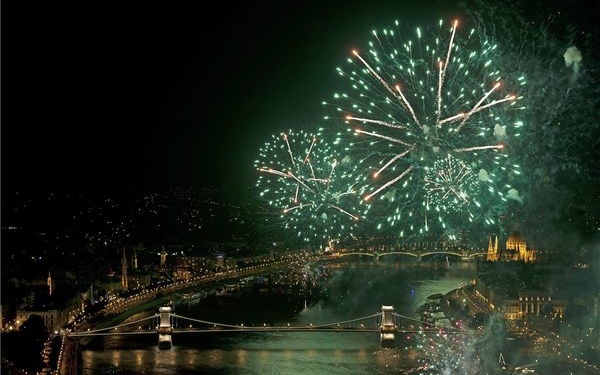 Augusztus 20. - Budapesten megtartották a tűzijátékot, több vidéki városban elmaradt a látványosság