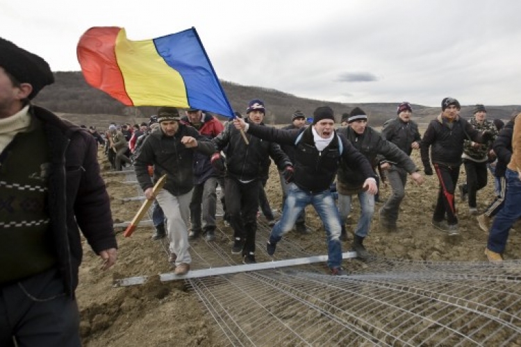 Csendőrök tartják távol a tüntetőket Romániában az amerikai olajcégtől