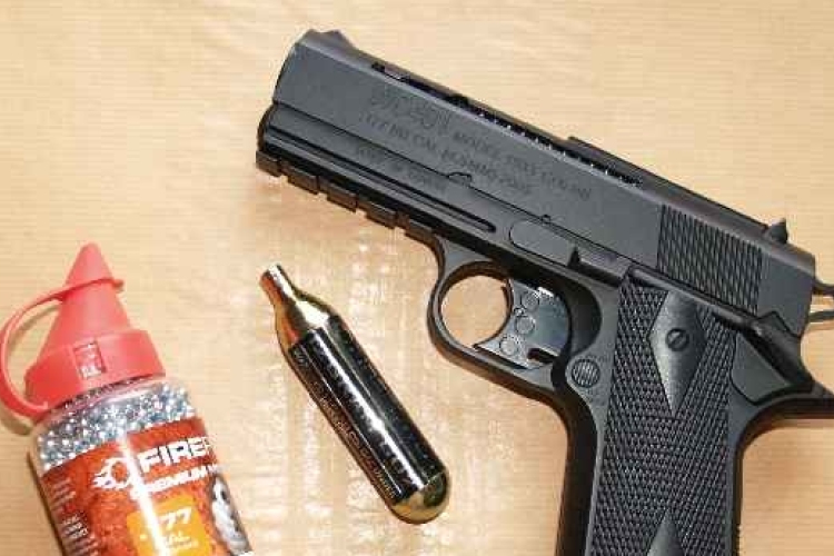 Tizenévesekkel vitázott, majd lőtt a gáz-riasztófegyverrel