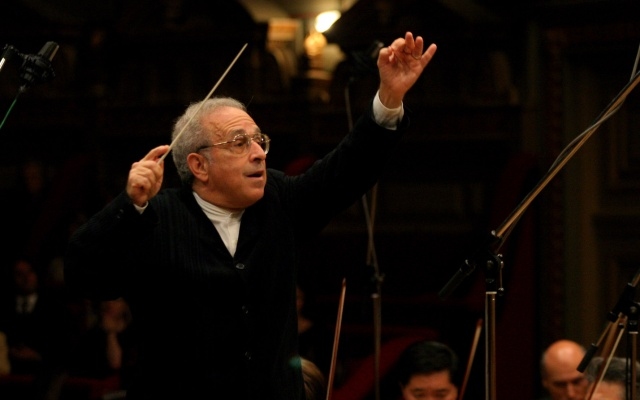 Lawrence Foster vezényli a Nemzeti Filharmonikusokat