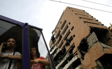 Megkezdődik a NATO-támadásokban összeomlott belgrádi vezérkari épület romjainak eltakarítása