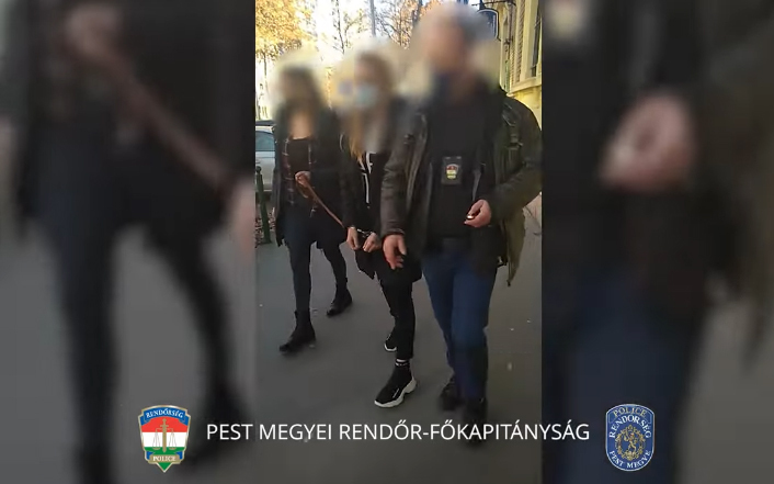 Sorban vert át mindenkit a fiatal nő - VIDEÓVAL