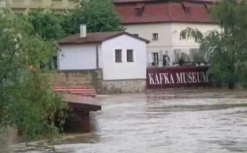 Árvíz - Hét halott, négy eltűnt, 9 ezer evakuált, milliárdos károk Csehországban