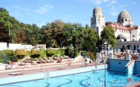 9500 kitűnő tanuló kap strandbérletet nyárra Budapesten