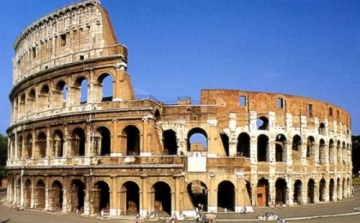  Ezrek ünnepeltek és tüntettek a római Colosseum gyalogosövezetének megnyitásán