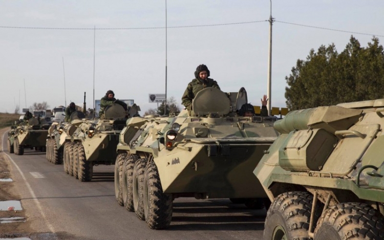 Krím - Harckocsikat szállít az orosz hadsereg a félsziget északi részei felé
