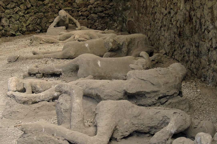 Kiállítják a pompeji vulkánkitörésben megkövült testeket
