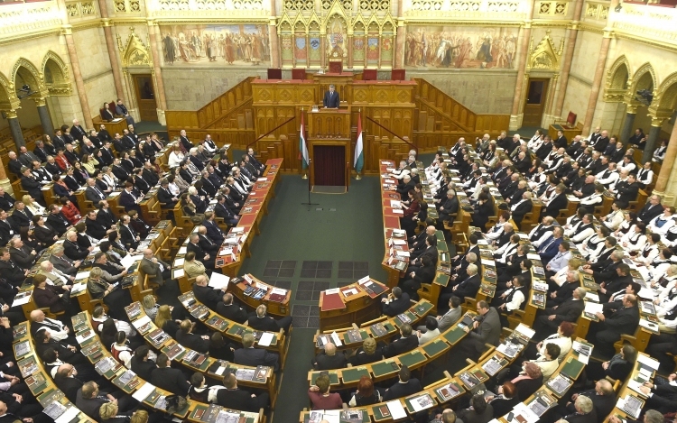 Huszonegy előterjesztésről szavaz a parlament