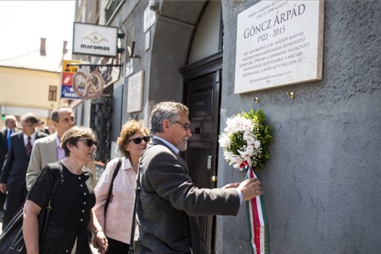 Felavatták Göncz Árpád emléktábláját Budapesten