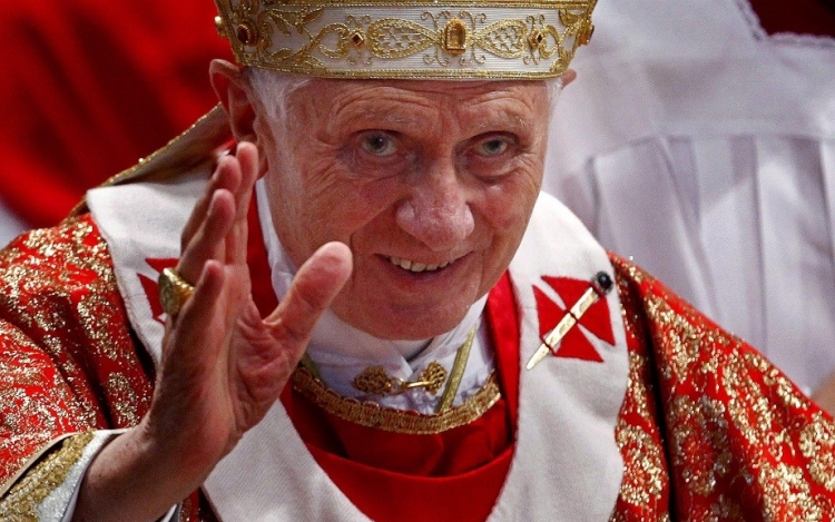 Felfüggesztettek egy brit vatikáni tudósítót, mert XVI. Benedek halálát kívánta