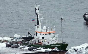 Az Eiffel-toronyra felfüggesztett sátorban tüntetett egy Greenpeace-aktivista Oroszországban bebörtönzött társai elengedéséért