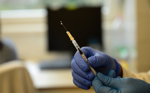 Országos tisztifőorvos: erőteljes immunválaszt vált ki a kínai vakcina