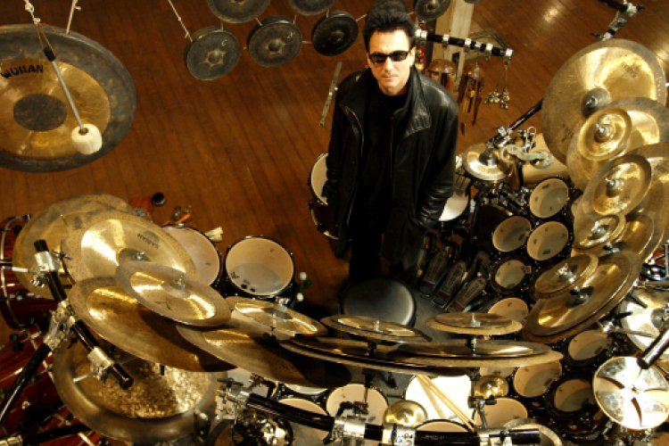 Amerikai-magyar dobshow a Trafóban: Terry Bozzio és Borlai Gergő