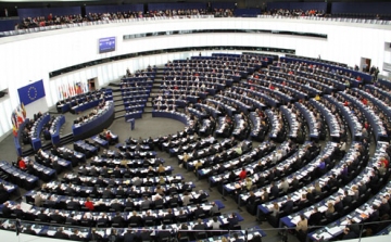 Az EP rábólintott a kártyadíjak maximálására