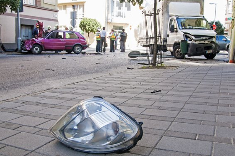 Egy ember meghalt, négyen megsérültek egy győri balesetben