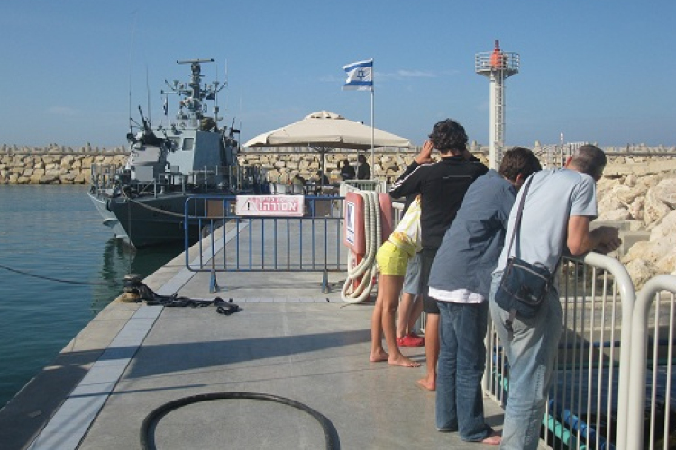 Búvárrégészek kutatják a keresztesek titokzatos kikötőjét Izraelben