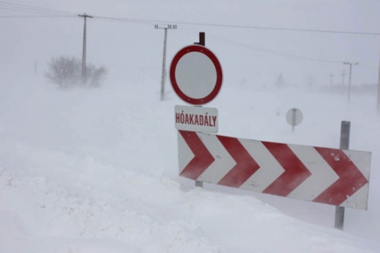 Havazás - Elakadt járművek miatt lezárták a 8-as főutat Székesfehérvárnál