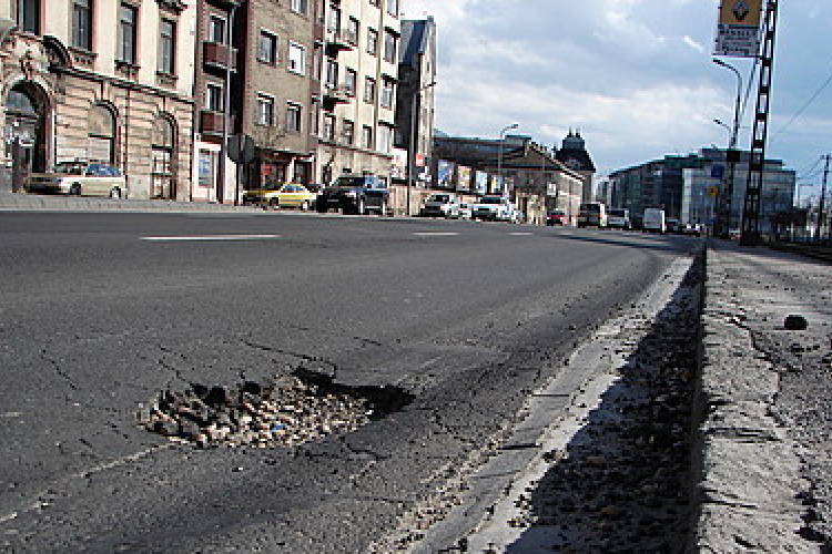 Kátyúkár: tudni kell bizonyítani az út hibáját