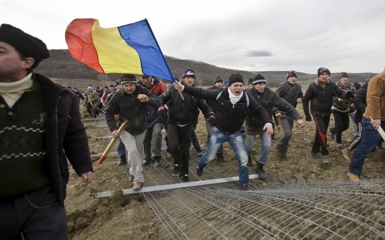 Csendőrök tartják távol a tüntetőket Romániában az amerikai olajcégtől