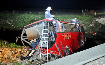 Buszbaleset az M1-esen - Valószínűleg elaludt a sofőr, rendőrségi vizsgálat indult