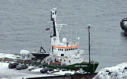 Az Eiffel-toronyra felfüggesztett sátorban tüntetett egy Greenpeace-aktivista Oroszországban bebörtönzött társai elengedéséért